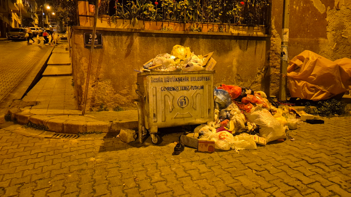 Konak’ta çöp sorunu devam ediyor Konak’ta çöp sorunu devam ediyor