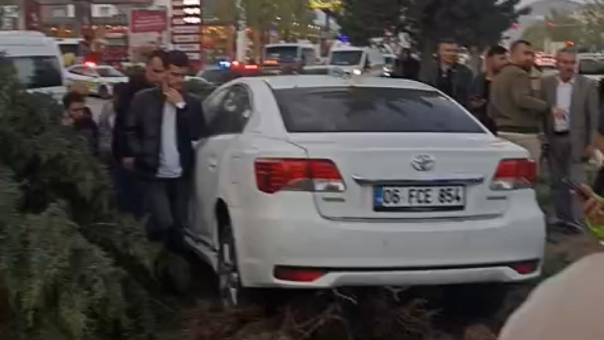 Van’da kontrolden çıkan araç ağaca çarptı