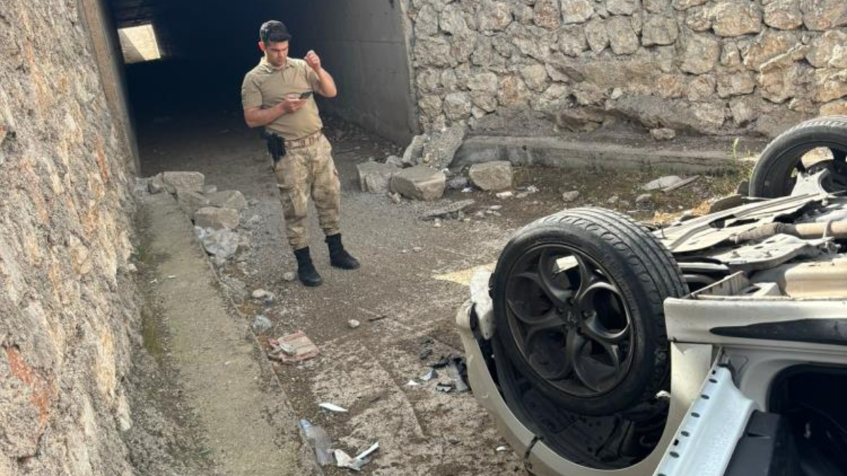 Diyarbakır’da otomobil köprüden uçtu: 3 yaralı