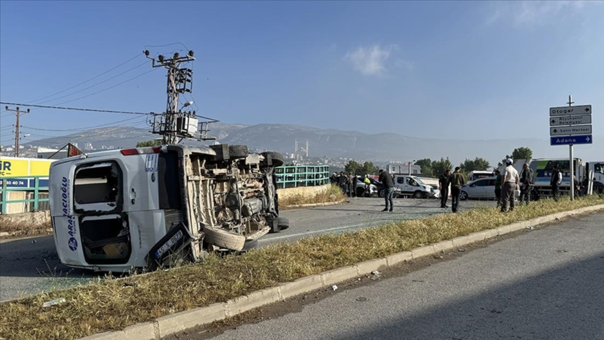 Kahramanmaraş’ta işçi servisi ile otomobil çarpıştı: 12 yaralı