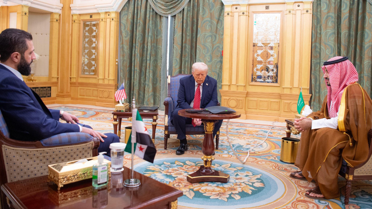 Suudi Arabistan’daki Suriye zirvesinden dikkat çeken kare Suudi Arabistan’daki Suriye zirvesinden dikkat çeken kare