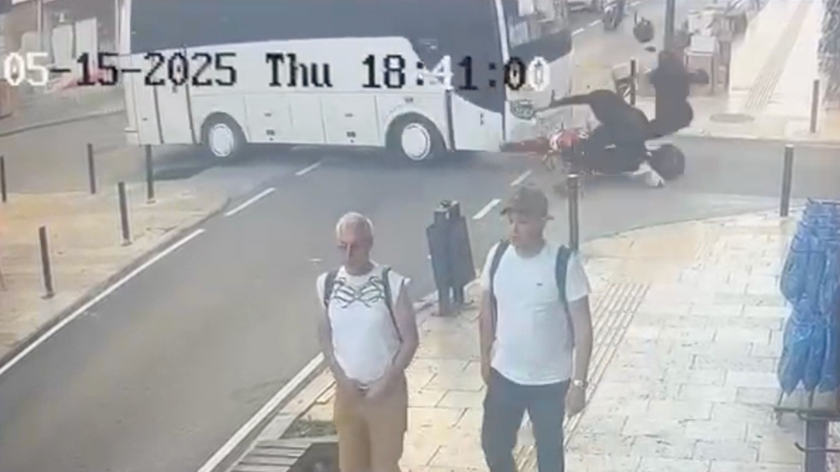 Antalya’da ters yönden çıkan midibüs ile motosiklet çarpıştı: 1 ölü
