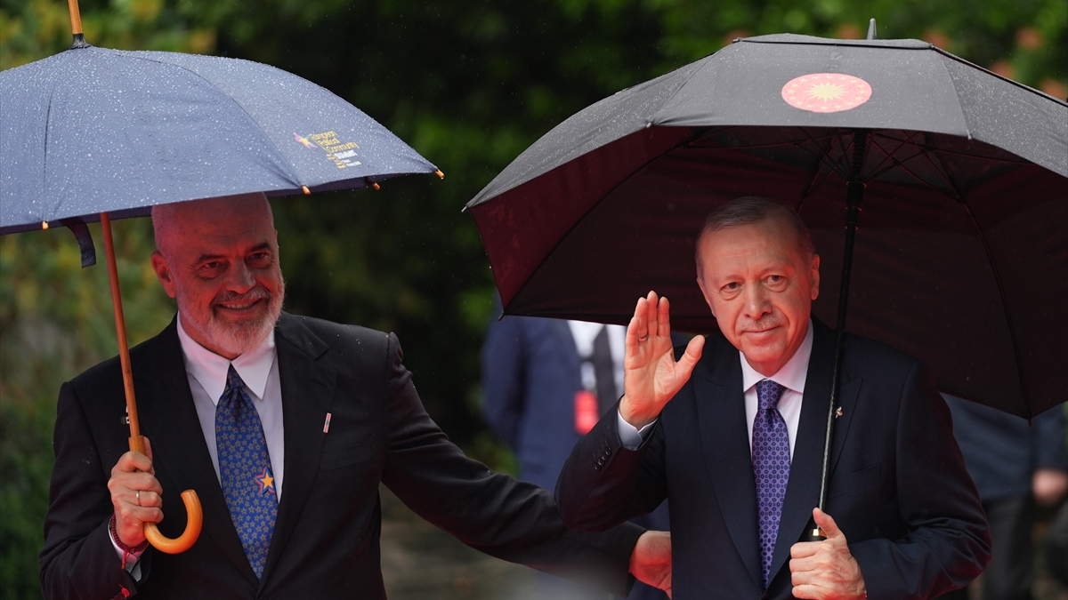 Cumhurbaşkanı Erdoğan ile Edi Rama arasında gülümseten sohbet Cumhurbaşkanı Erdoğan ile Edi Rama arasında gülümseten sohbet