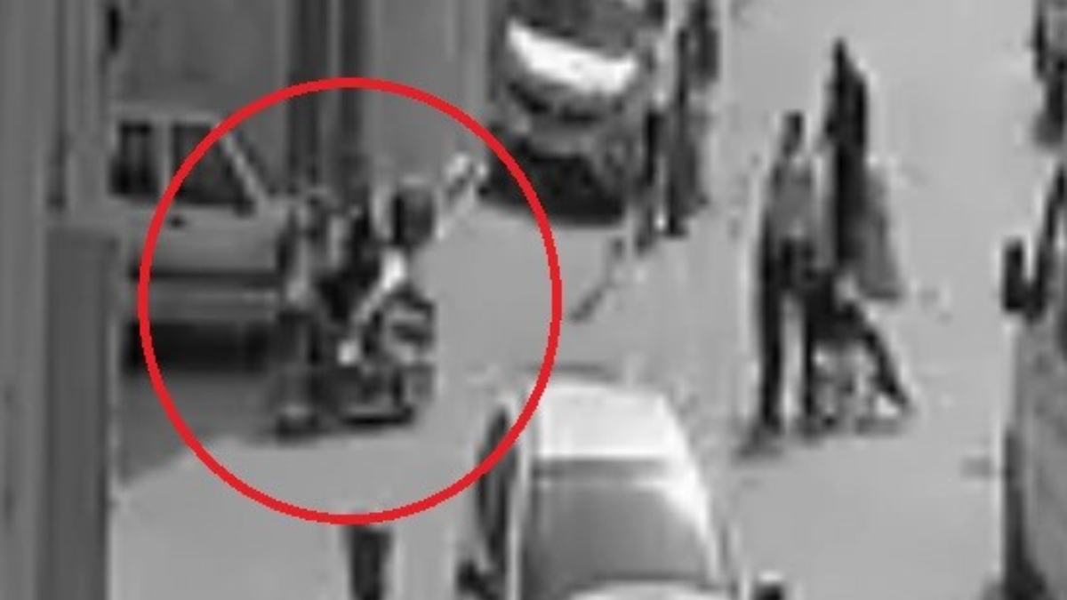 Bursa’da motosikletli kurye karşıya geçen kadına çarpıp kaçtı Bursa’da motosikletli kurye karşıya geçen kadına çarpıp kaçtı