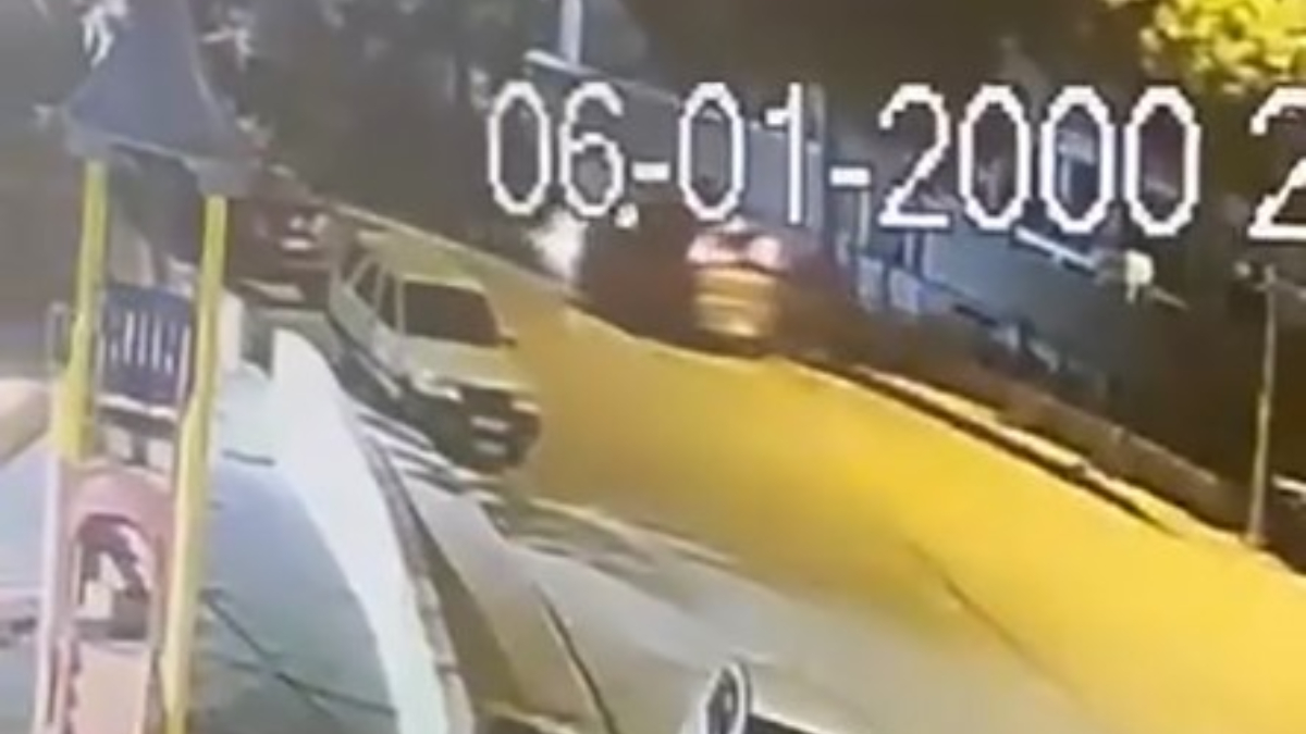 Bursa’da park halindeki araçlara çarpıp kaçtı Bursa’da park halindeki araçlara çarpıp kaçtı