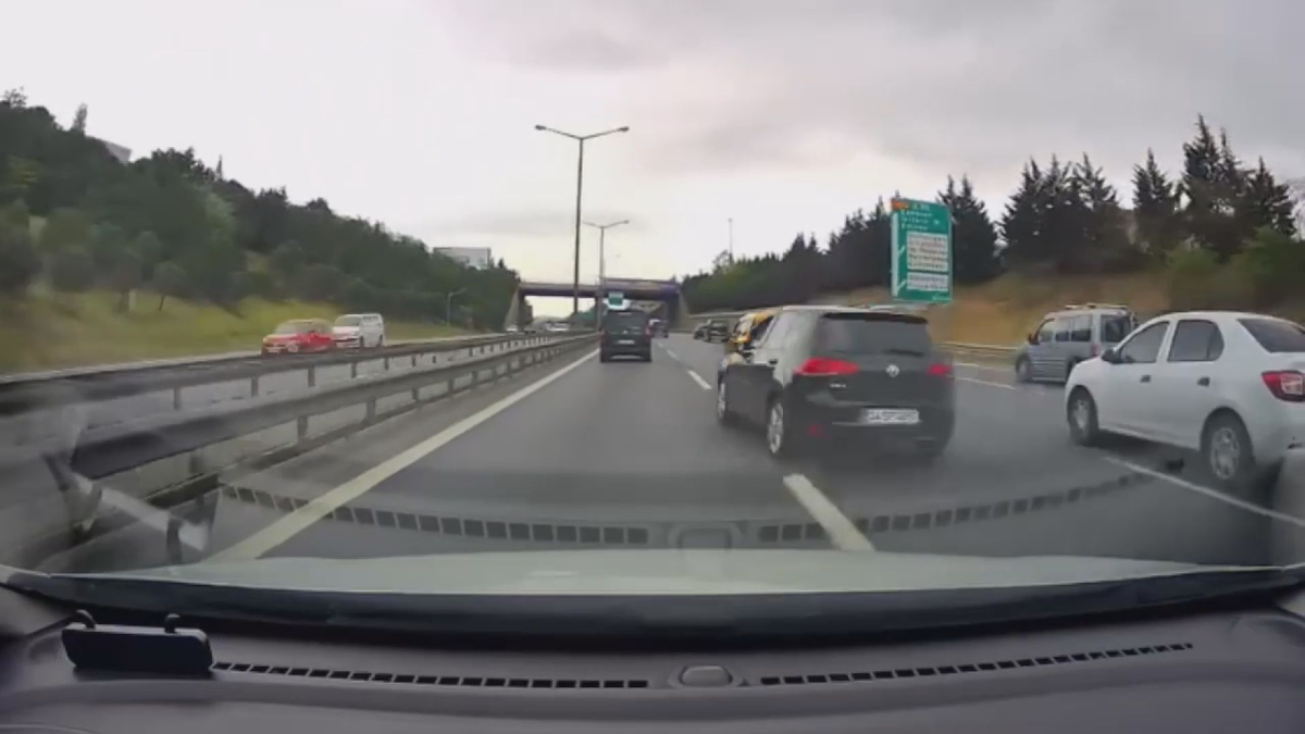 İstanbul’da makas atan otomobilin yaptığı kaza kamerada