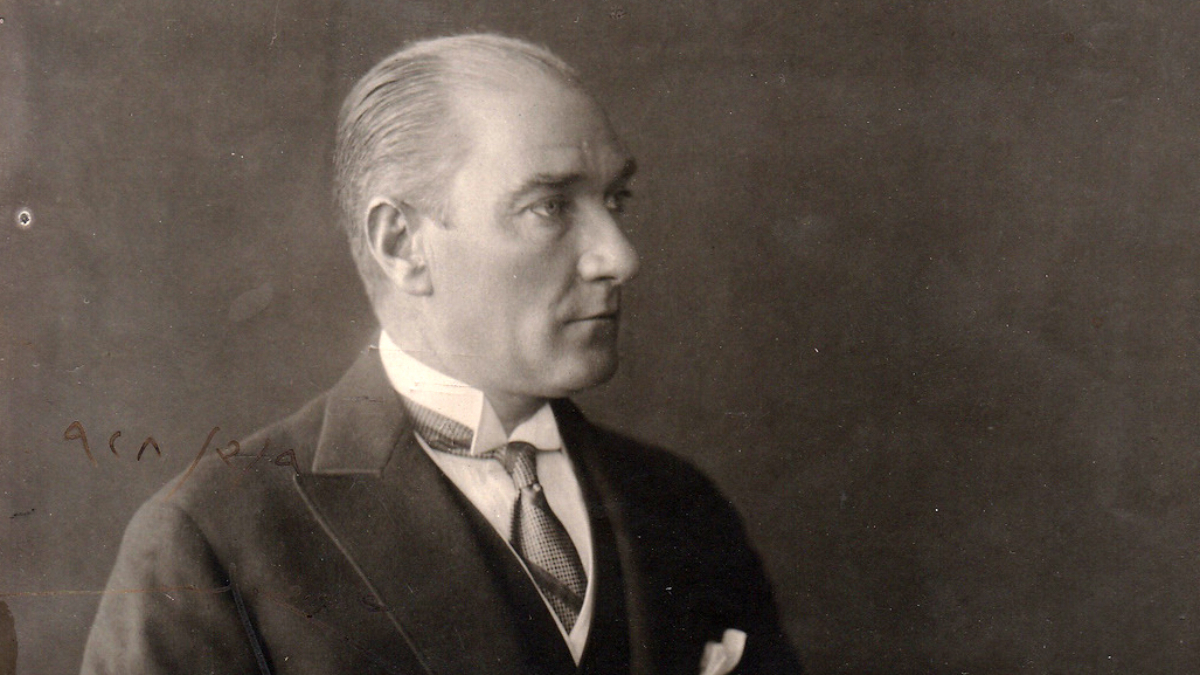 Atatürk’ün en bilindik fotoğraflarının çekildiği anların videosu ortaya çıktı Atatürk’ün en bilindik fotoğraflarının çekildiği anların videosu ortaya çıktı