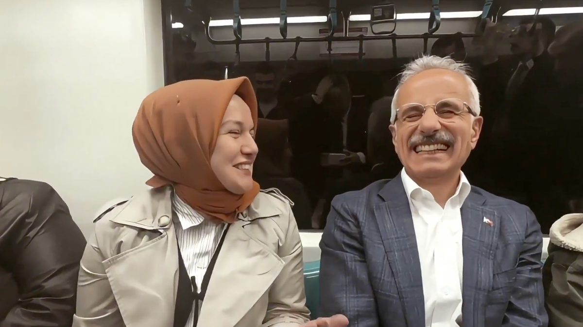 Abdulkadir Uraloğlu, Marmaray’da vatandaşlarla sohbet etti Abdulkadir Uraloğlu, Marmaray’da vatandaşlarla sohbet etti