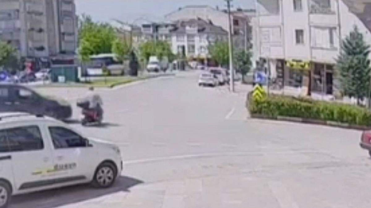 Bursa’da motosikletli muhtarın karıştığı kaza kamerada