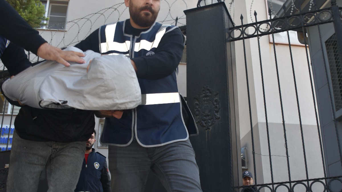 İzmir’de çocuklarının boğazına bıçak dayayan baba, ağır cezada yargılanacak