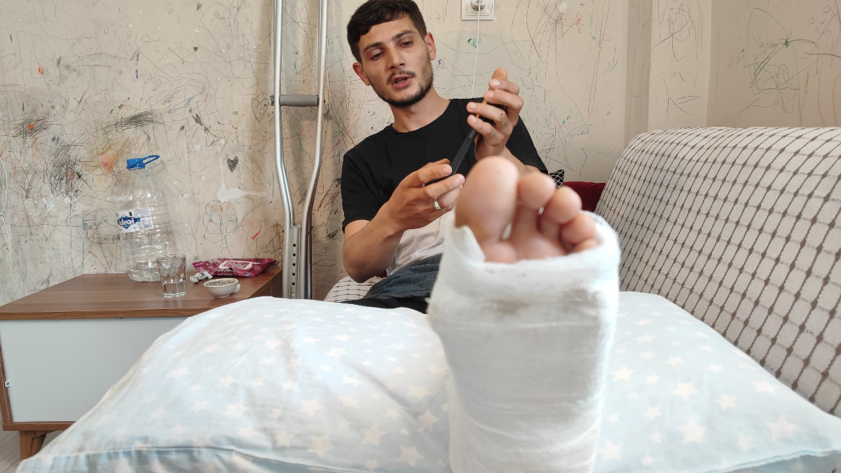 Adana’da otomobilin çarptığı motosikletlinin bacağı kırıldı Adana’da otomobilin çarptığı motosikletlinin bacağı kırıldı