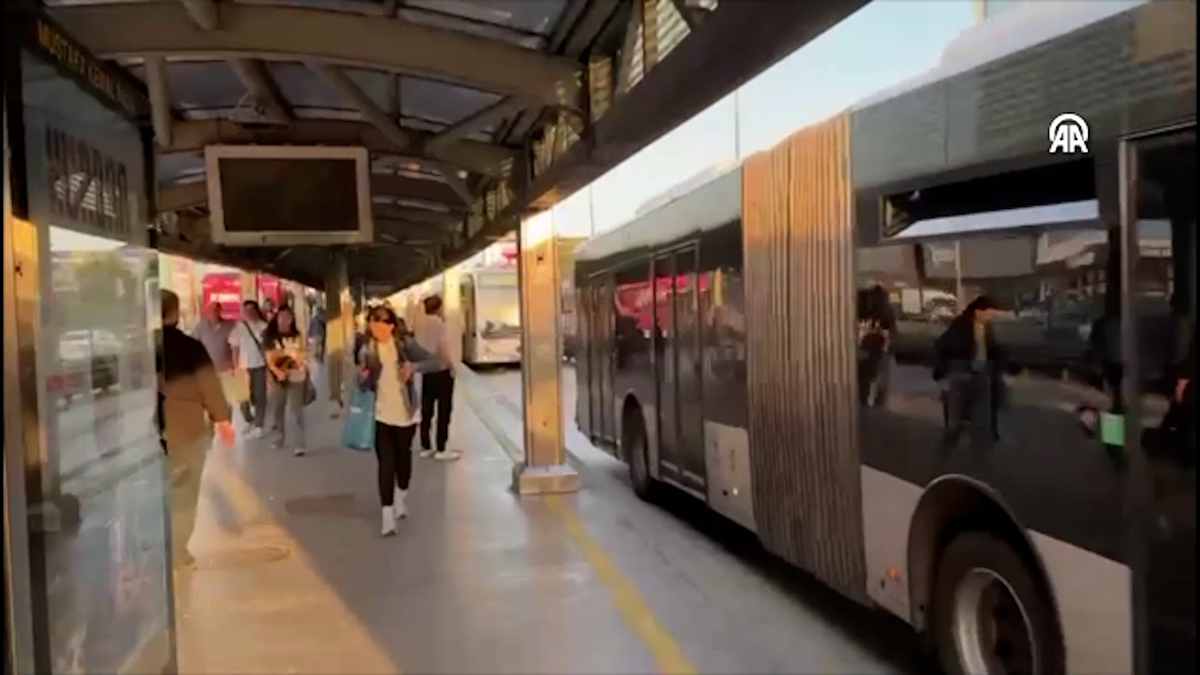 İstanbul Avcılar’da arızalanan metrobüsün yolcuları bir sonraki durağa yürüdü