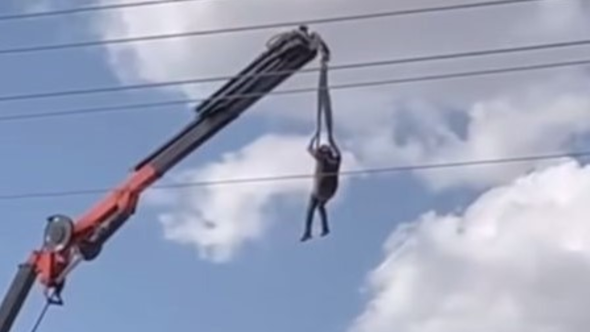 Konya’da mobil vinç, insan taşırken görüntülendi