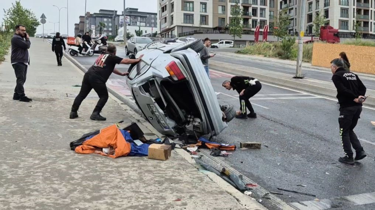 İstanbul’da kontrolden çıkan araç ters şeride daldı