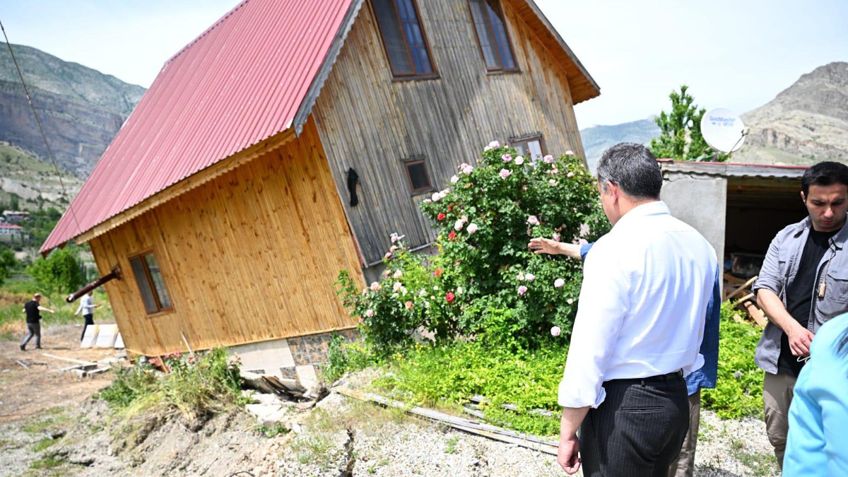Erzurum’da heyelan: Yollar çöktü, 38 ev tahliye edildi