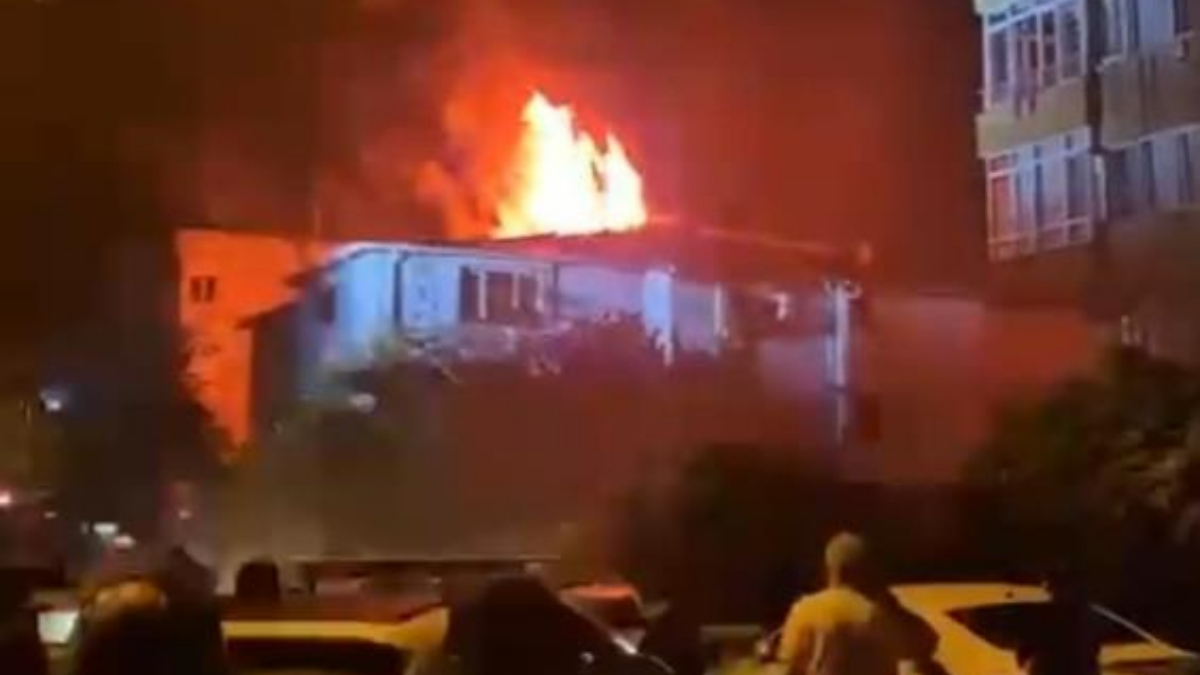 İstanbul Sarıyer’de anaokulunda başlayıp binaya sıçrayan yangın söndürüldü
