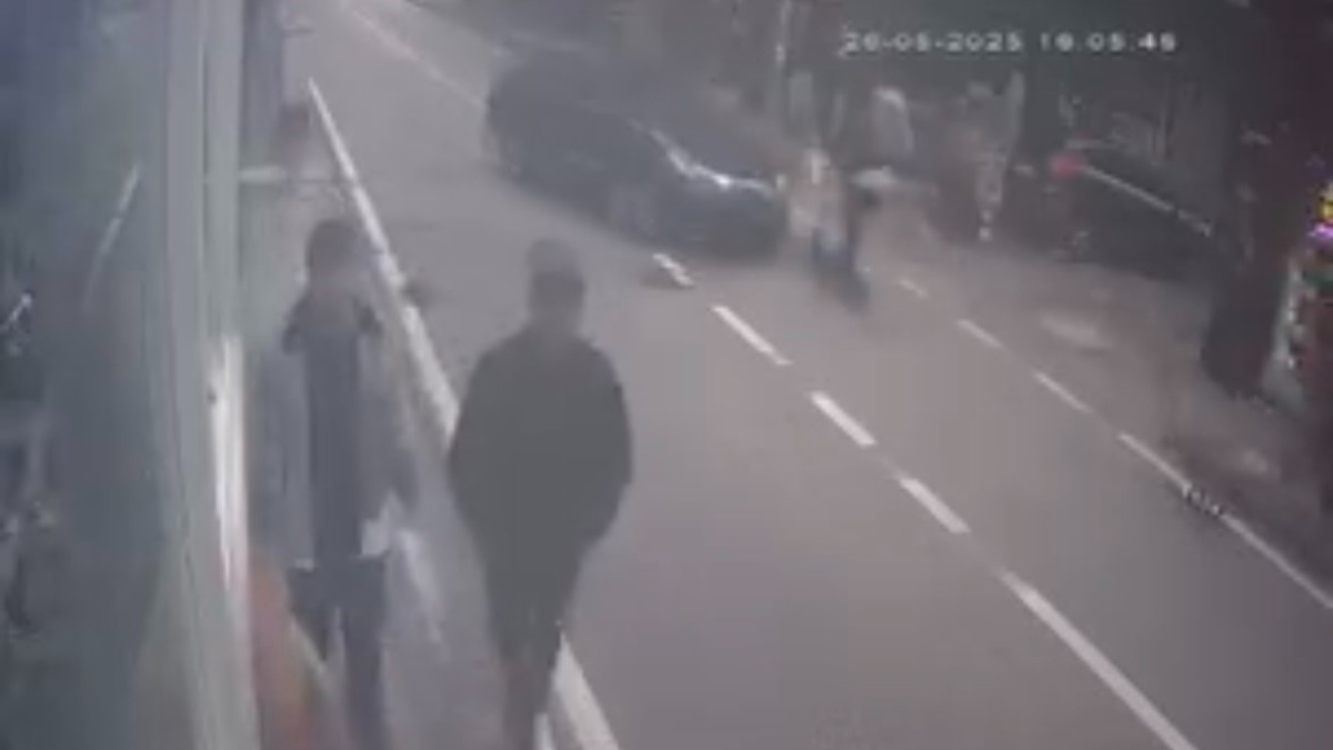 Bursa’da ani dönüş yapan otomobil scooter sürücüsüne çarptı