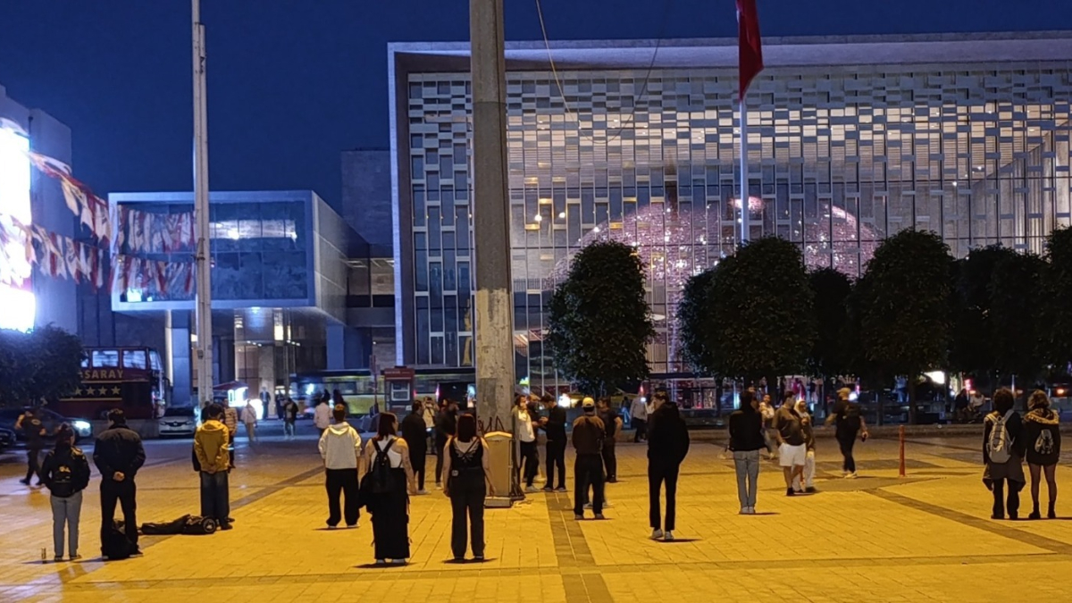 Taksim Meydanı’nda Gezi olayları yıl dönümünde ‘duran adam’ eylemi Taksim Meydanı’nda Gezi olayları yıl dönümünde ‘duran adam’ eylemi