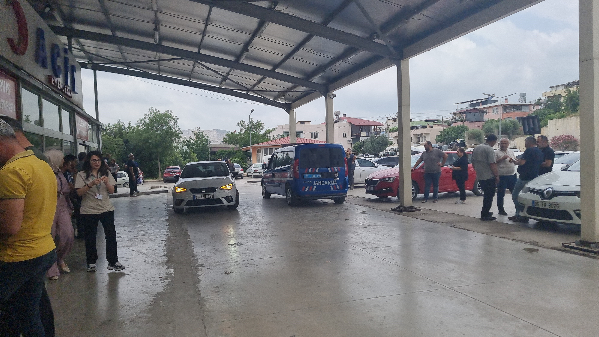 Adana’da silahlı yol verme kavgası: 1’i polis 3 yaralı