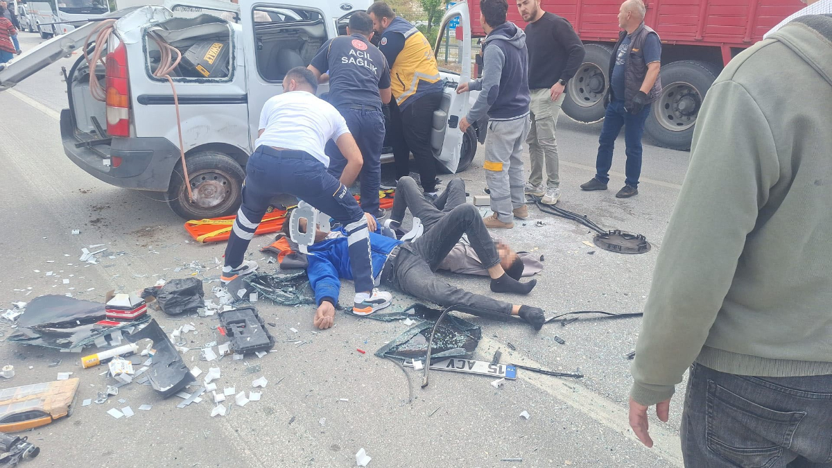 Burdur’da ehliyetsiz sürücü kaldırıma çarpıp takla attı: Ardından kamyonete çarptı