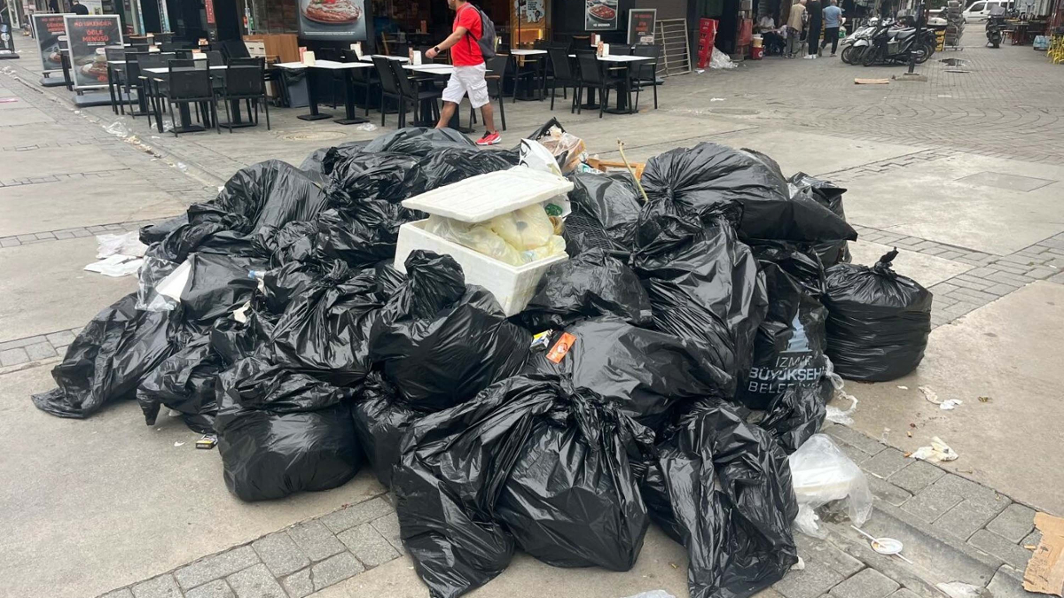 İzmir’de grev sürüyor: Çöp dağları oluştu