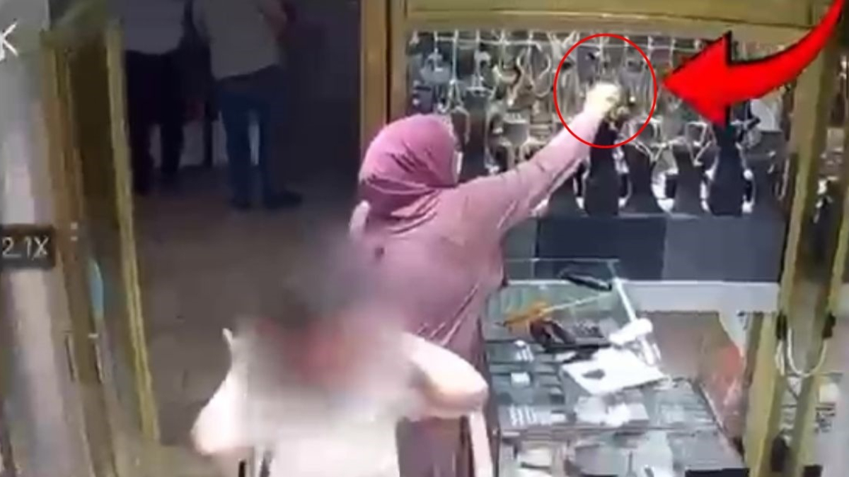 Bursa’da müşteri gibi geldiği kuyumcudan altın bilezik çaldı