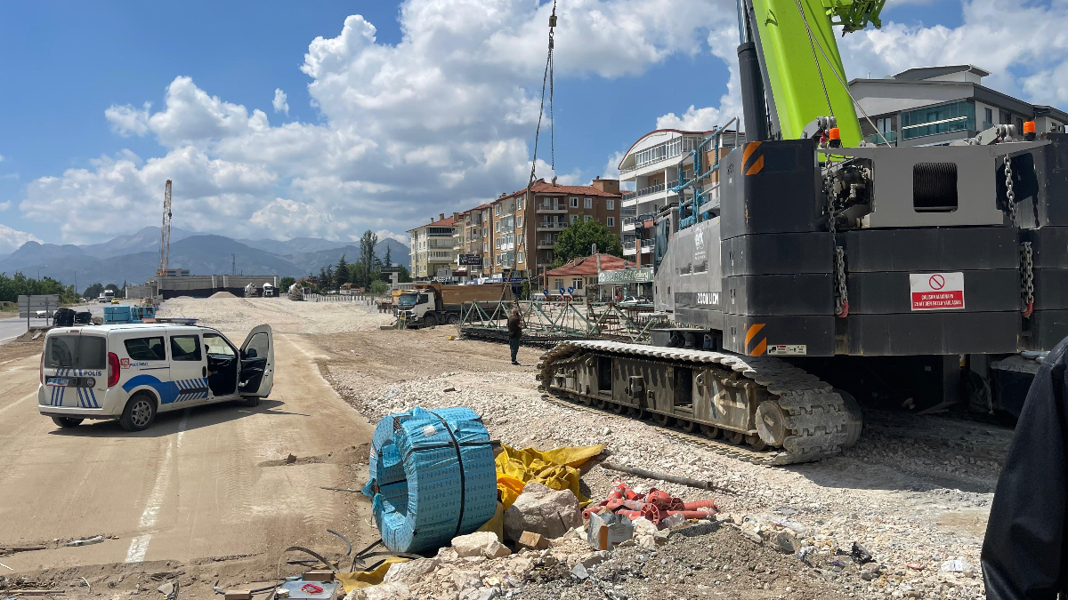 Isparta’da vincin kaldırdığı demir yüklü halat koptu: 3 işçi yaralandı Isparta’da vincin kaldırdığı demir yüklü halat koptu: 3 işçi yaralandı