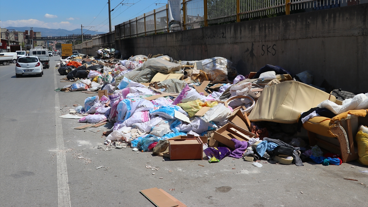 İzmir’de mobilya atıkları da rahatsız ediyor