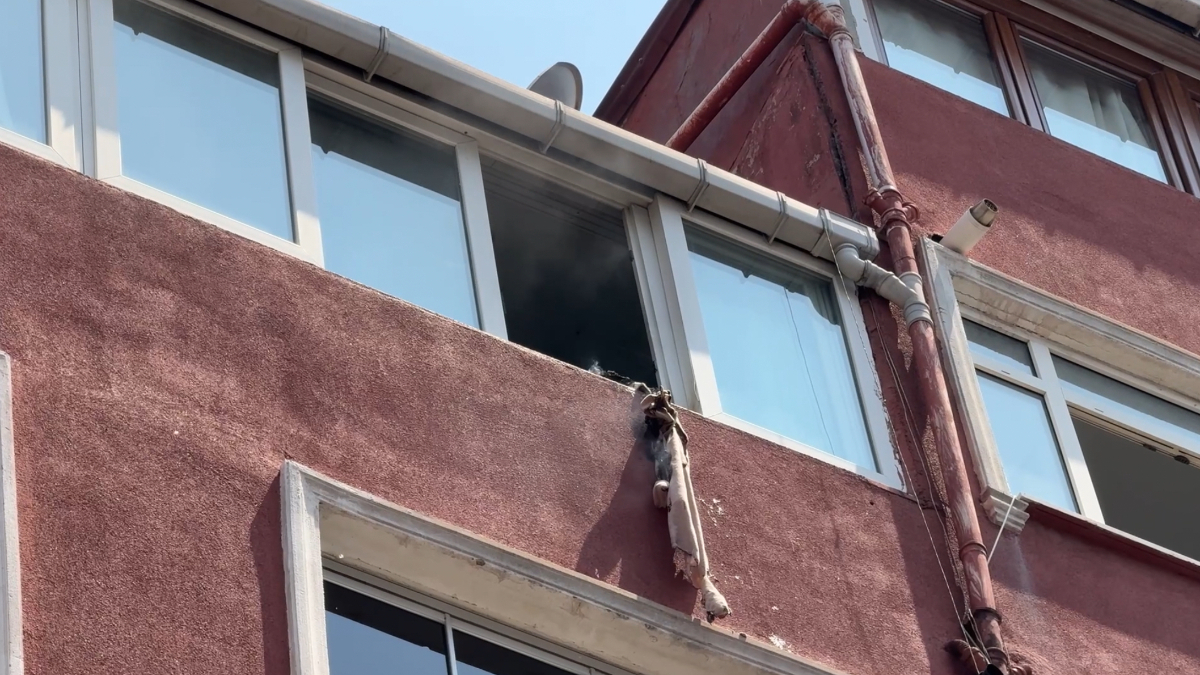 İstanbul’da evini yakmaya çalıştı: Polislere direndi