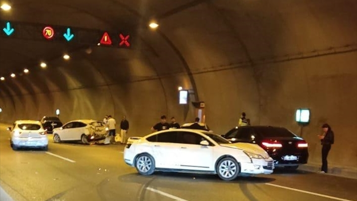 İzmir’de 4 araç birbirine girdi: 3 yaralı