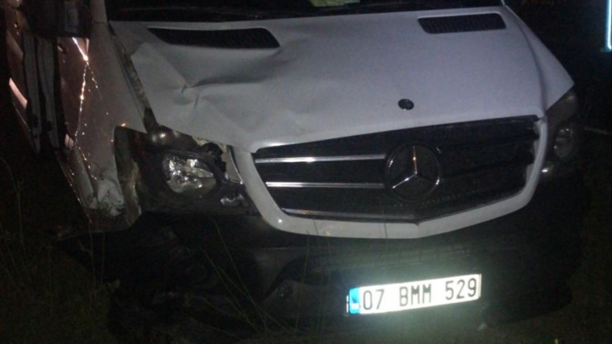 Antalya’da minibüs arkadan çarptı: Motosikletli kadın hayatını kaybetti
