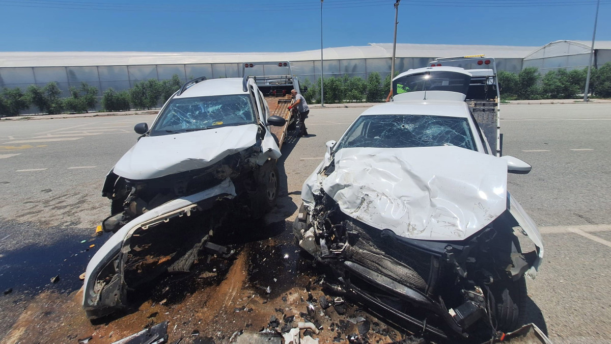 Antalya’da iki araç kafa kafaya çarpıştı: 4 yaralı