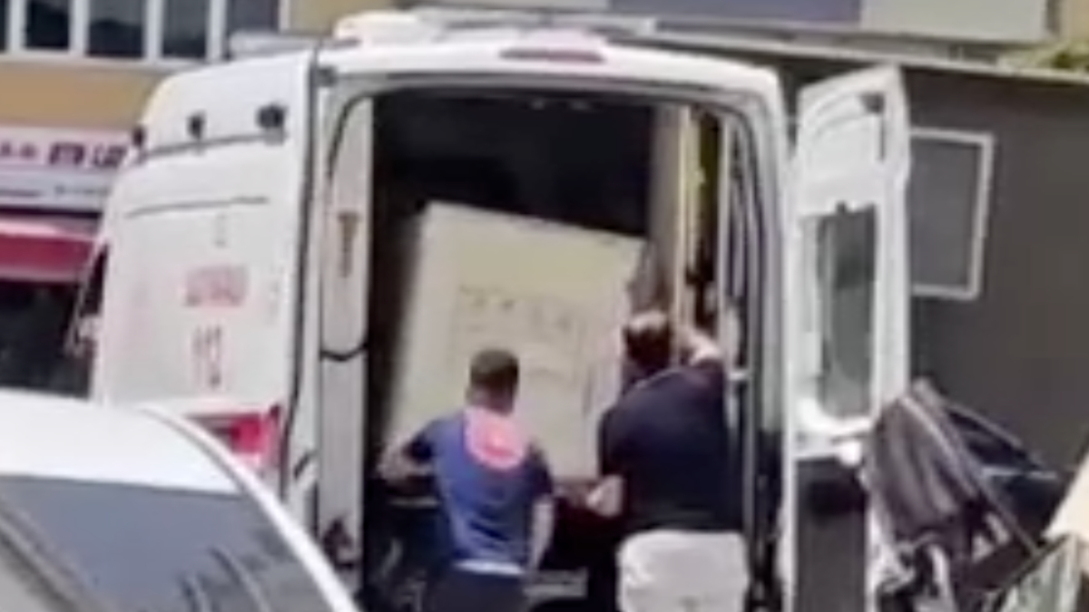 Sosyal medyada tepki çekti: Samsun’da ambulansa dolap yüklediler