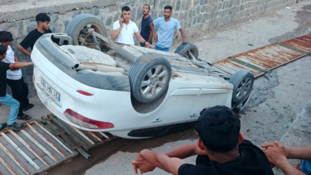 Şanlıurfa’da çocukların el frenini indirdiği otomobil tahliye kanalına uçtu Şanlıurfa’da çocukların el frenini indirdiği otomobil tahliye kanalına uçtu