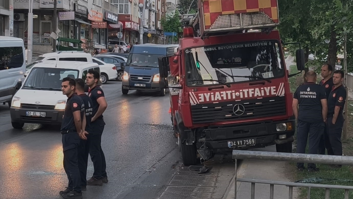 İstanbul Sultangazi’de itfaiye aracı yayalara çarpmamak için refüje çıktı