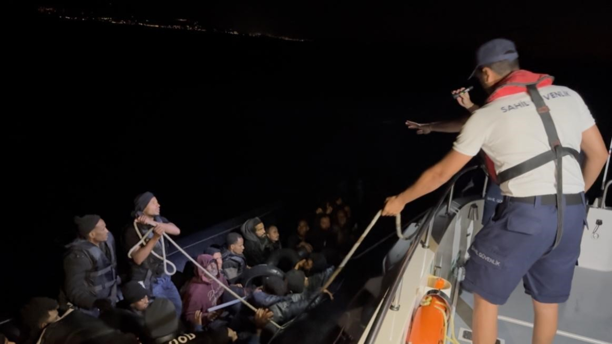 İzmir’de lastik bottaki 42 göçmen kurtarıldı