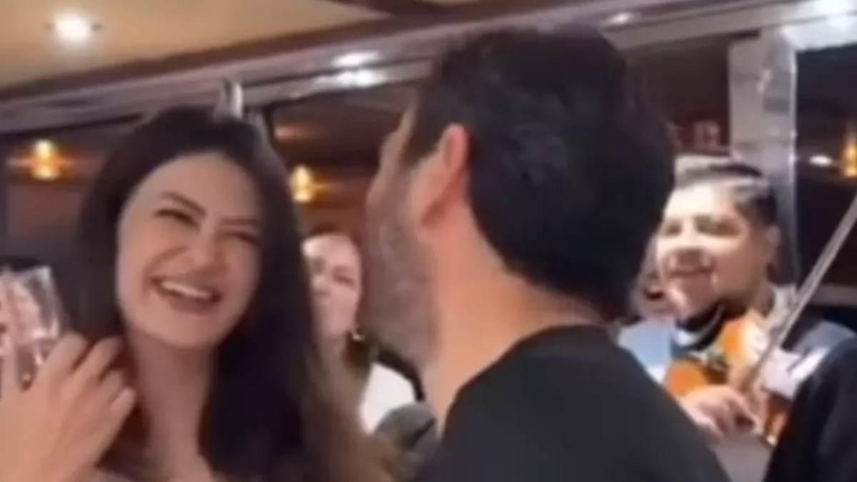 Uzak Şehir'in Cihan Albora'sı Ozan Akbaba kutlamada! Eşini öpmeye doyamadı