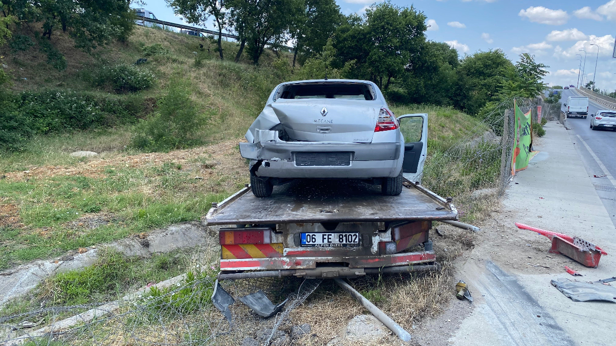 İstanbul’da kamyon ve çekici yol kenarına uçtu