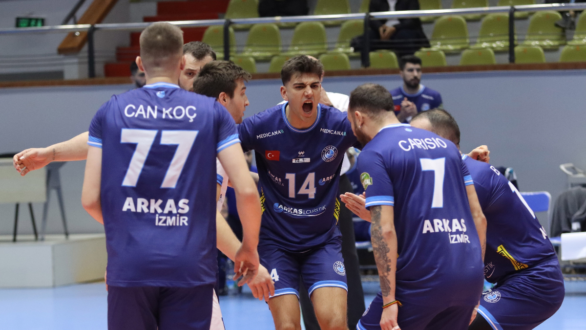 Arkas Spor'da 5 voleybolcu gitti