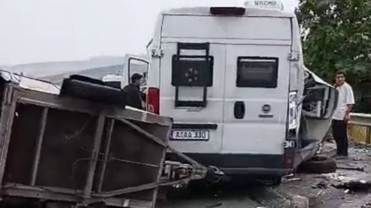Mersin’de karavan minibüsle kamyonet çarpıştı: 1 ölü 1 yaralı