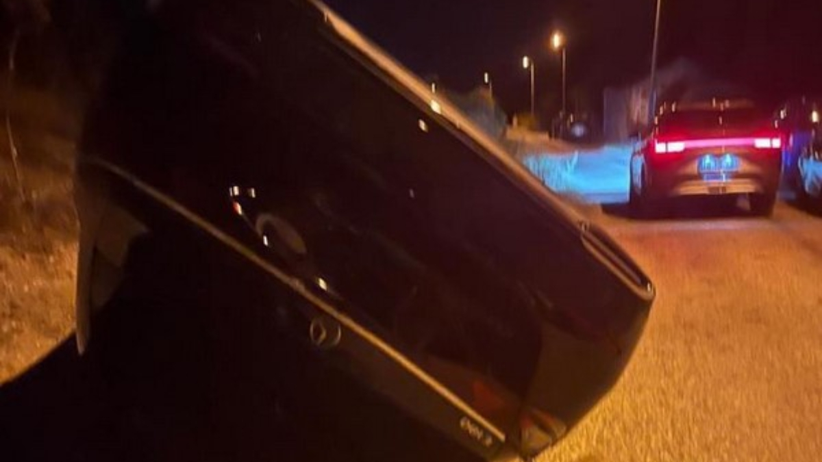 Muğla'da kaza yapan sürücü, plakasını alarak olay yerinden kaçtı.