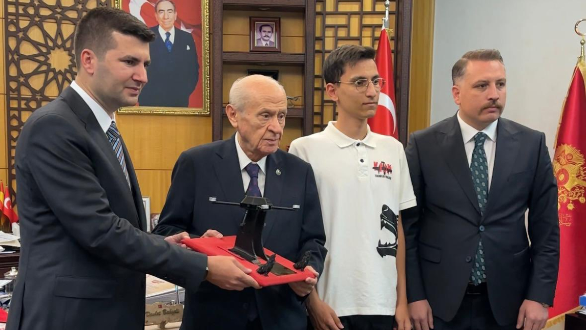 Dev Bahçeli, Ülkü Ocakları'nın Gurur Veren İHA'sına 'TÜRKHAN' Adını Verdi: Türk Mühendislik Harikası Gökyüzünde!