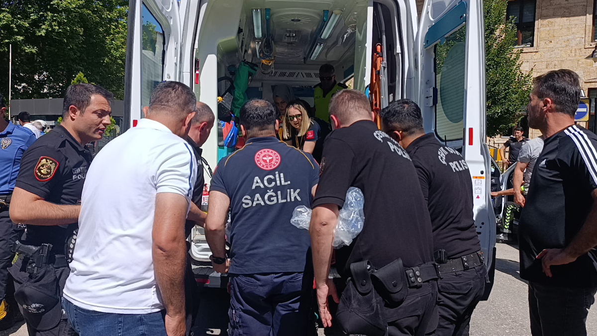 Amasya’daki kazada taksi motosikletli polise çarptı