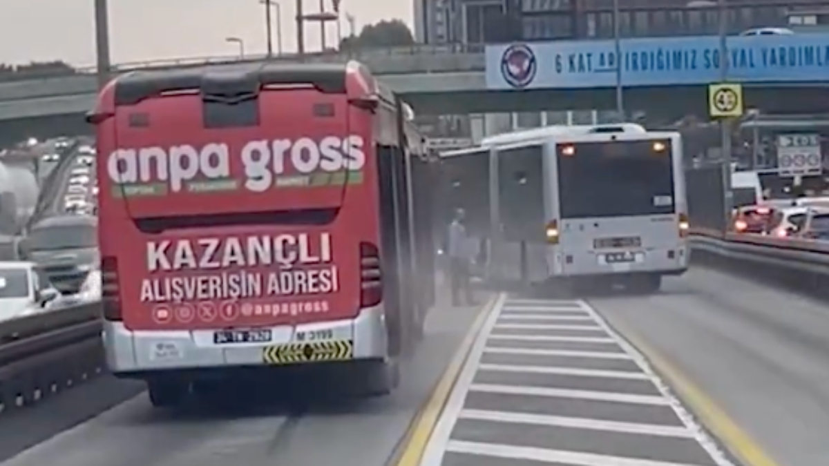 İstanbul Bakırköy’de metrobüs arızası: Motorundan duman yükseldi