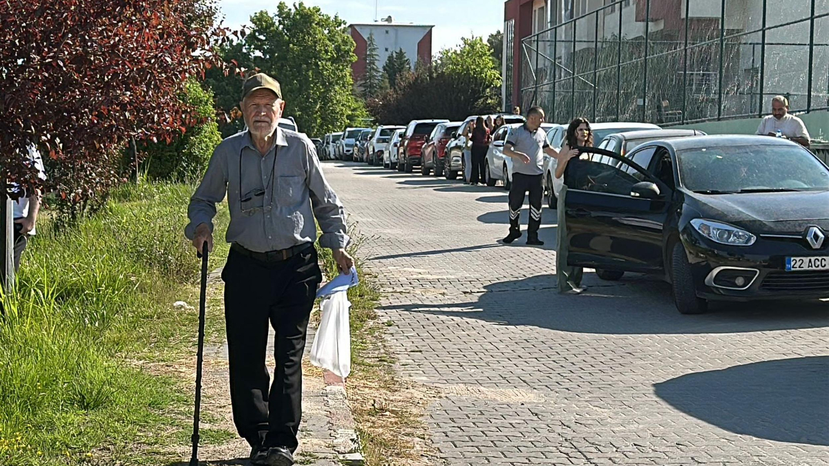 81 Yaşında Bir Mucize! Edirne'de YKS'ye Giren Emekli Hurdacı Hayata İlham Veriyor