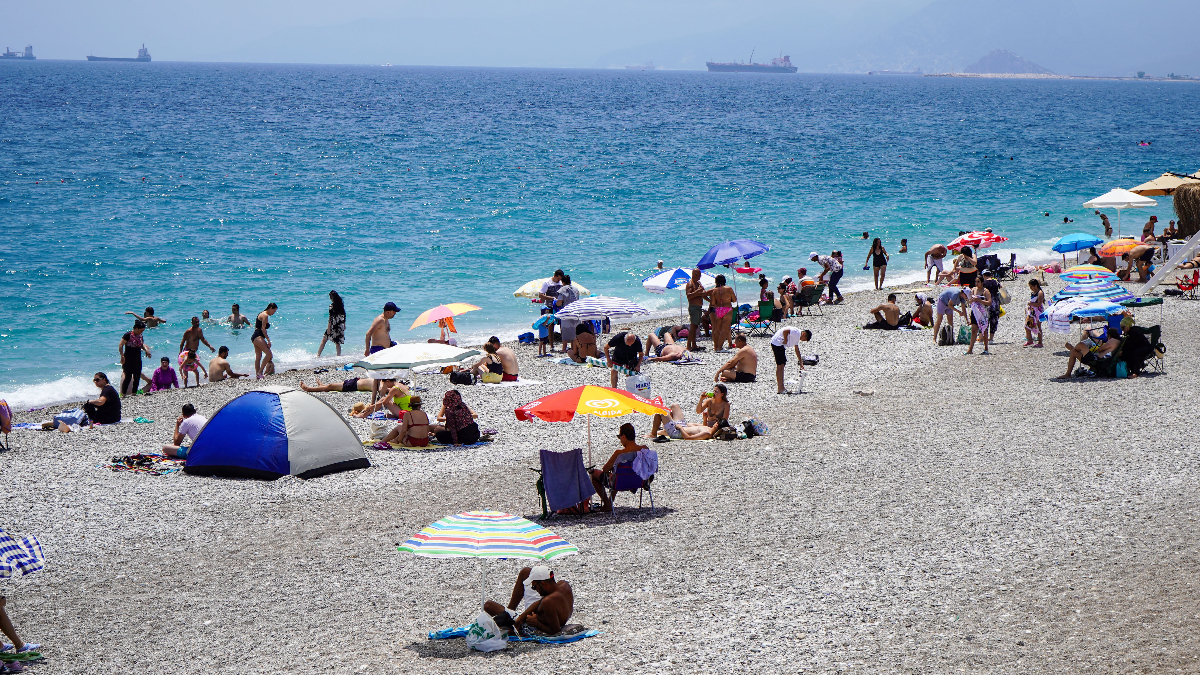 Antalya’da TYT sınavının ardından sahillerde yoğunluk oluştu