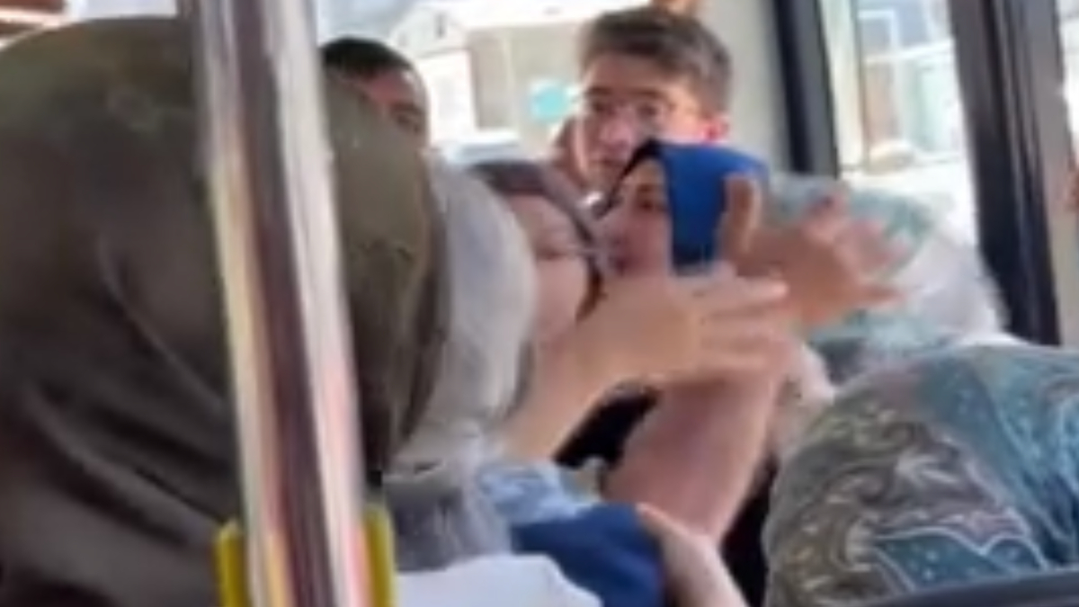 Pendik’te kadın yolcular arasında yer verme kavgası