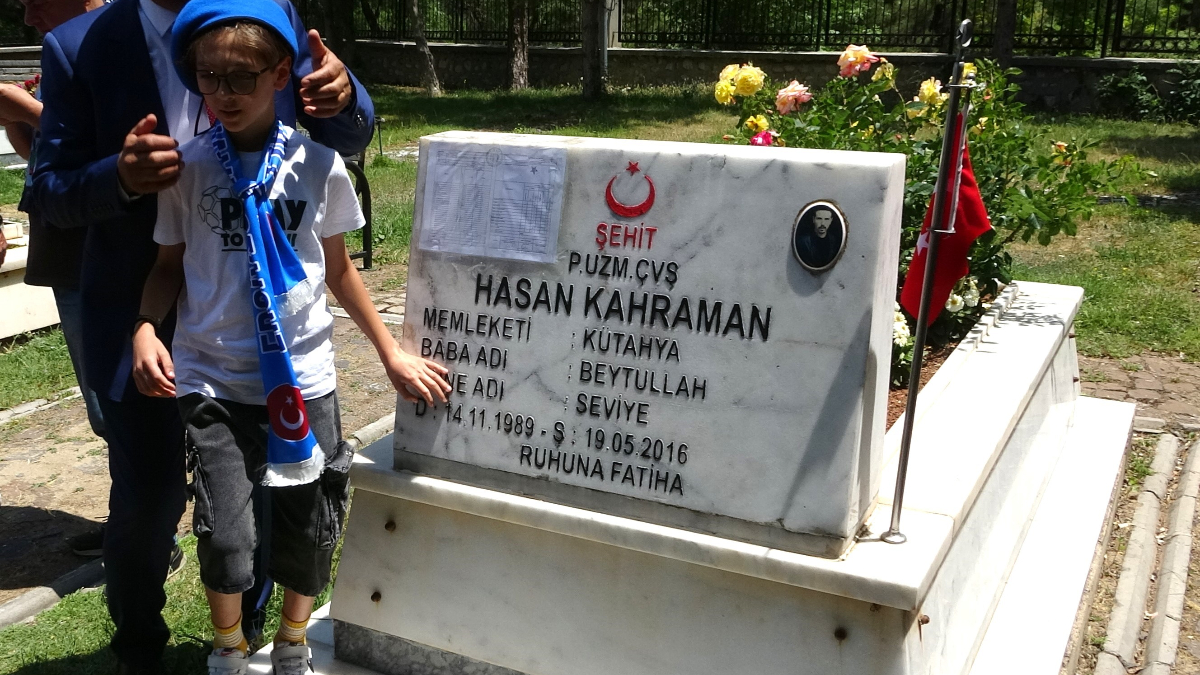 Kütahya’da karnesini aldı, şehit olan babasının kabrine götürdü