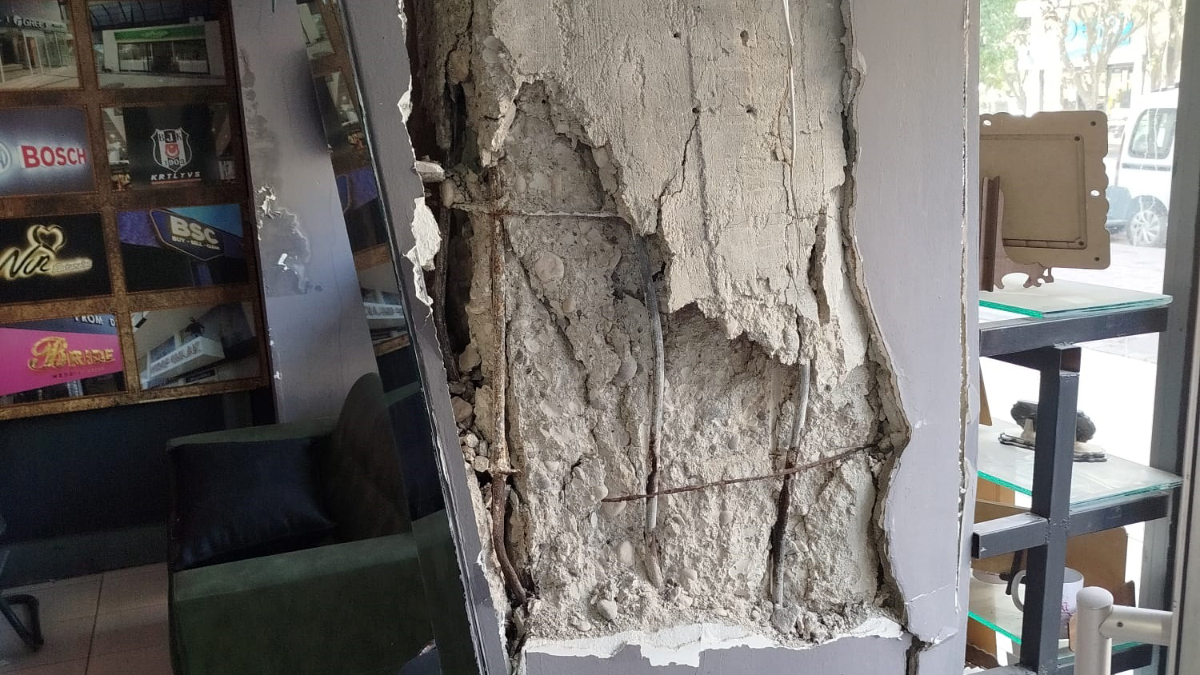 Antalya’da apartmanda taşıyıcı kolon patladı: Bina tahliye edildi