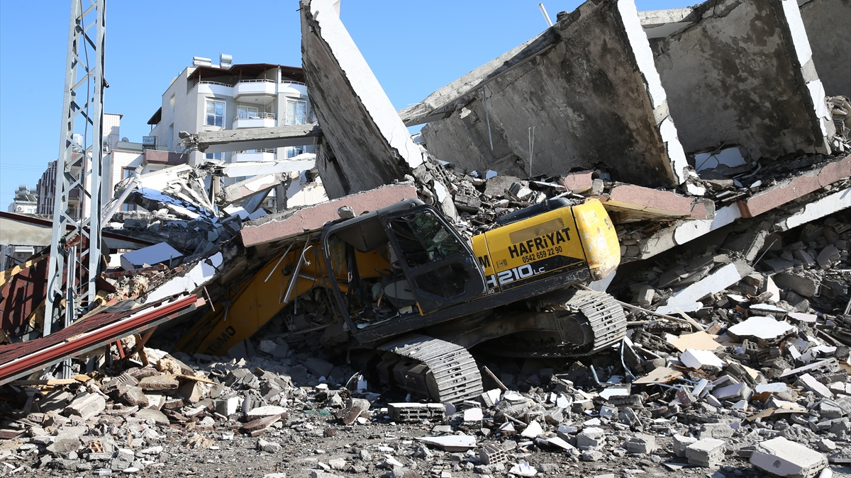 Hatay’da yıkım sırasında operatör, enkaz altında kaldı